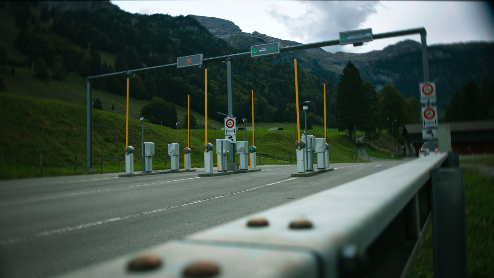 Die Schrankenanlage Anke vor der Berglandschaft im Melchtal